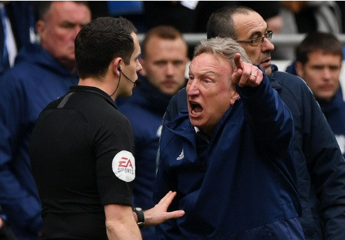 HLV Neil Warnock vẫn chưa thôi ấm ức về trận thua ngược trước Chelsea.