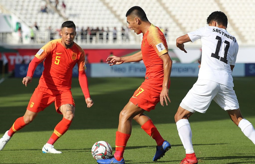 Zhang Linpeng phải mặc áo dài tay khi thi đấu để che đi hình xăm trên cơ thể.