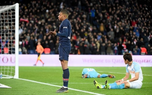 Mbappe ghi bàn rồi ăn mừng bằng thái độ bất mãn.