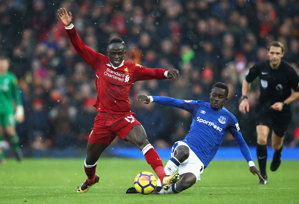Martina (phải) trong một pha tranh chấp với Sadio Mane của Liverpool. Ảnh: AFP.