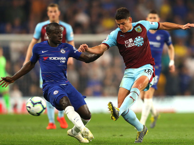 N'Golo Kante dính chấn thương trong trận đấu với Burnley.