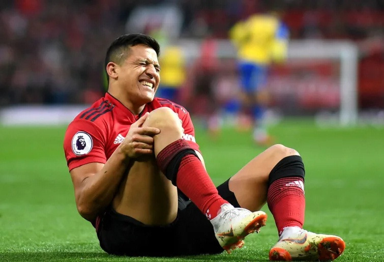 Alexis Sanchez dính chấn thương khá nặng ở dây chằng đầu gối.