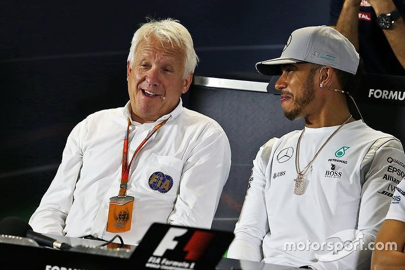 Ông Charlie Whiting cùng tay đua lừng danh Hamilton.