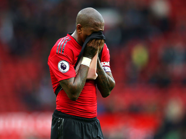 Ashley Young chuẩn bị khăn gói rời M.U.