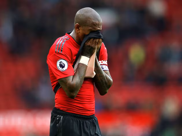 Ashley Young chuẩn bị khăn gói rời M.U.