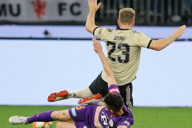 Luke Shaw dính chấn thương trong chiến thắng trước Perth Glory.