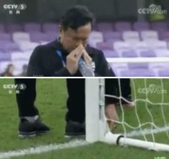 Hành động được cho là "yểm bùa" của HLV Sirisak Yodyadthai.