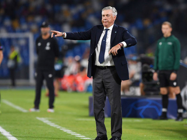 HLV Carlo Ancelotti đã giúp Napoli có chiến thắng thuyết phục trước Liverpool.