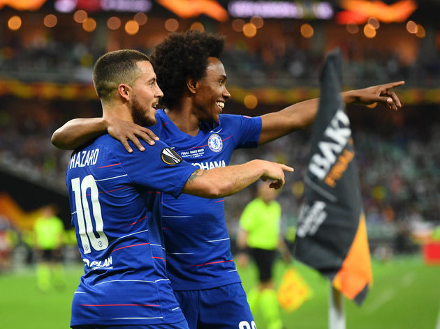 Willian nhận lại áo số 10 từ Hazard.
