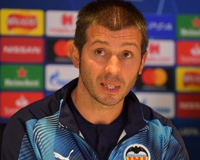 HLV Albert Celades phải tham dự họp báo một mình.