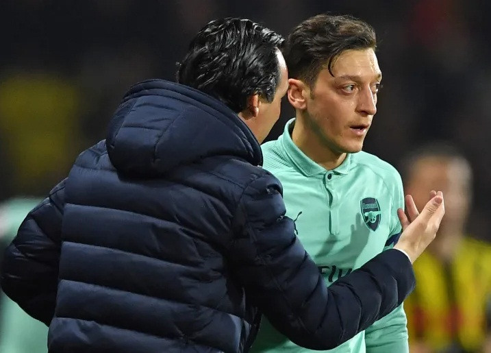 Ozil khẳng định mình "không có vấn đề gì" với HLV Emery.