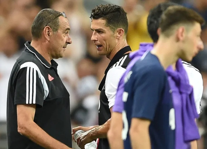 HLV Maurizio Sarri và Cristiano Ronaldo.