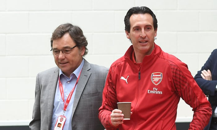 Giám đốc Thể thao Raul Sanllehi (trái) và HLV Unai Emery.