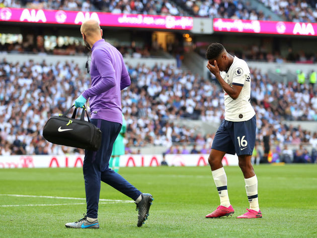 Walker-Peters dính chấn thương trong trận thua Newcastle.