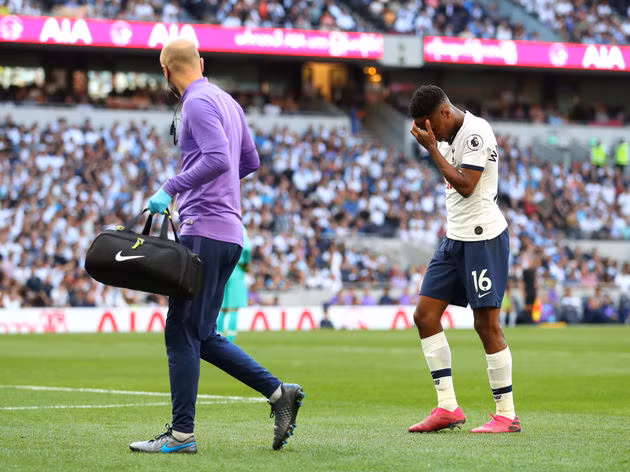 Walker-Peters dính chấn thương trong trận thua Newcastle.