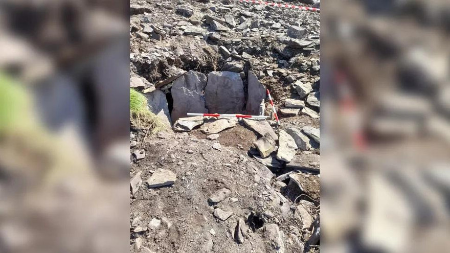 Trong khi cải tạo trang trại, các công nhân đã phát hiện ra ngôi mộ cổ.