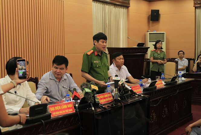 Phó giám đốc CAHN trả lời báo chí tại cuộc họp báo.