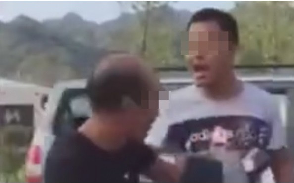 Đoạn băng cảnh quay học sinh trả thù thầy giáo sau hơn 20 năm bị thầy đánh