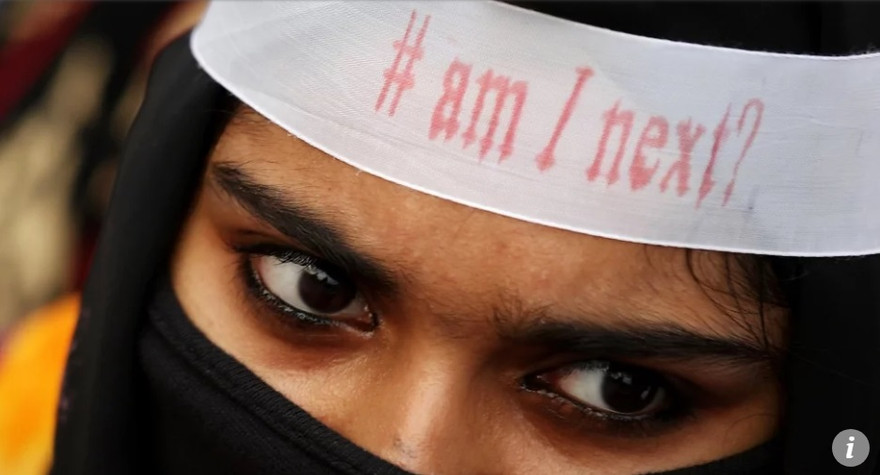 Ngày càng nhiều phụ nữ Ấn Độ đứng lên biểu tình phản đối việc phụ nữ nước này bị xâm hại tình dục ngày càng nhiều. Cô gái trong ảnh đeo băng rôn có dòng chữ: "Liệu tôi có phải là người tiếp theo?"