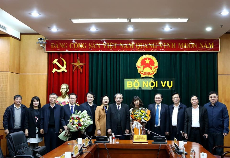 Bộ trưởng và các lãnh đạo Bộ Nội vụ chúc mừng tân Vụ trưởng