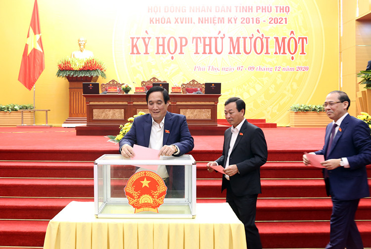 Các đại biểu bỏ phiếu bầu chức danh Phó Chủ tịch HĐND tỉnh Phú Thọ. Ảnh Báo Phú Thọ
