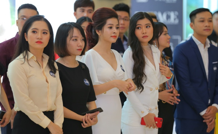 Loạt người đẹp, hoa khôi 'đổ bộ' show thực tế về nghề MC