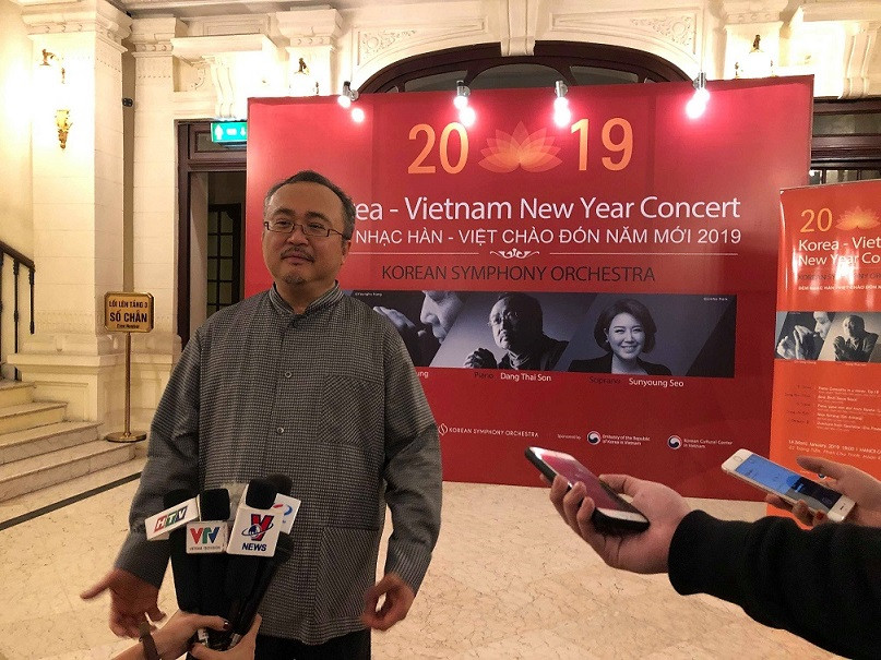 NSND Đặng Thái Sơn trong vòng vây báo chí tối 14/1 tại Nhà hát Lớn Hà Nội. Ảnh: L.A