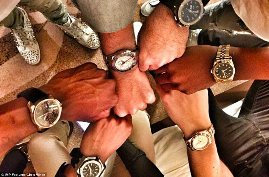 Thiếu gia nhà Mugabe khoe chiếc đồng hồ Rolex cùng các bạn và còn chua dòng chữ: "chiếc đồng hồ 60.000 USD trên cổ tay khi cha của bạn là người đứng đầu một đất nước".