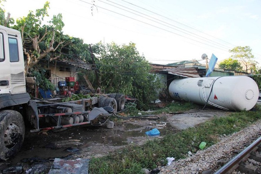 Xe bồn chở gas hư hỏng nặng sau cú đâm của tàu SE19. Ảnh: LĐ.