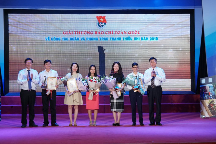 BTC trao 3 giải Nhất, trong đó có giải Nhất của Báo Tiền Phong với loạt bài: "Chuyện tử tế", nhóm tác giả: Xuân Tùng, Uyên Phương, Lê Thanh Giang. Ảnh: Như Ý