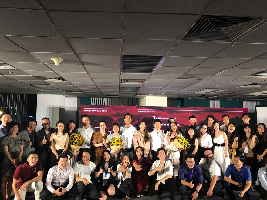 Các đội xuất sắc chụp ảnh lưu niệm với các đại biểu, giám khảo và khách mời.