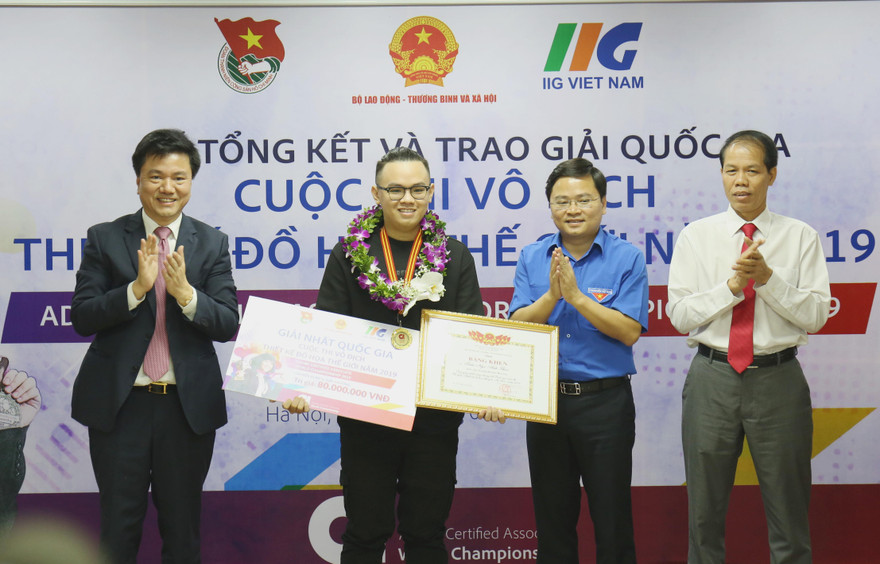 BTC cuộc thi trao giải Nhất cho Trần Ngọc Anh Khoa, sinh viên Trường Đại học Hoa Sen (TPHCM). Ảnh: BẢO ANH
