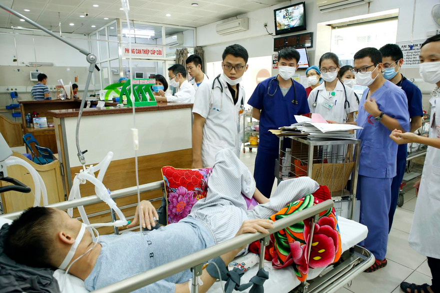 Một bệnh nhân bị suy gan nặng do uống rượu đang được điều trị tại BV Bạch Mai, Hà Nội. Ảnh: Dương Ngọc