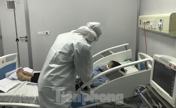 BS Bệnh viện Bệnh nhiệt đới TƯ điều trị cho bệnh nhân mắc virus corona: Ảnh: Thái Hà