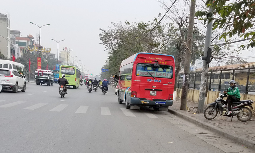 Sở GTVT đang nghiên cứu phương án cho phép các xe khách không cần chạy theo luồn tuyến phân theo khu vực hiện nay, mà có thể được chạy xuyên nôi độ vào ban đêm. Ảnh minh hoạ.