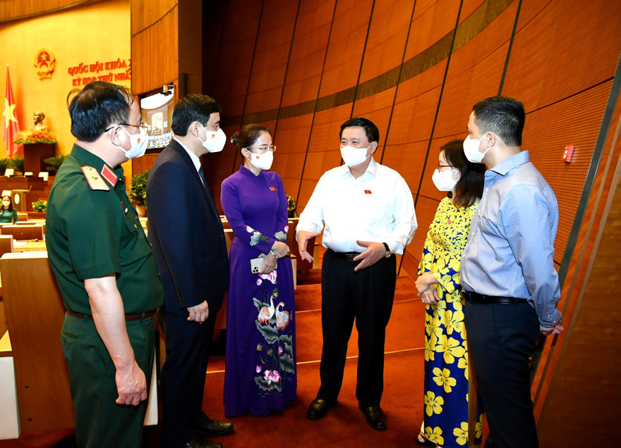 Các đại biểu trao đổi bên lề kỳ họp Quốc hội khoá XV. Ảnh Như Ý