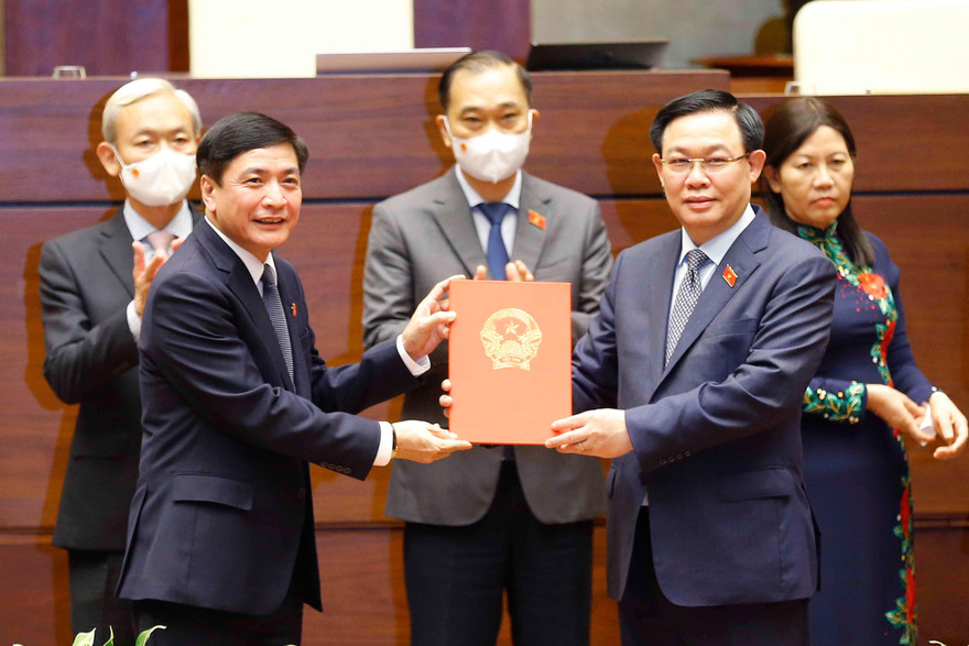 Chủ tịch Quốc hội Vương Đình Huệ trao Nghị quyết về công tác cán bộ