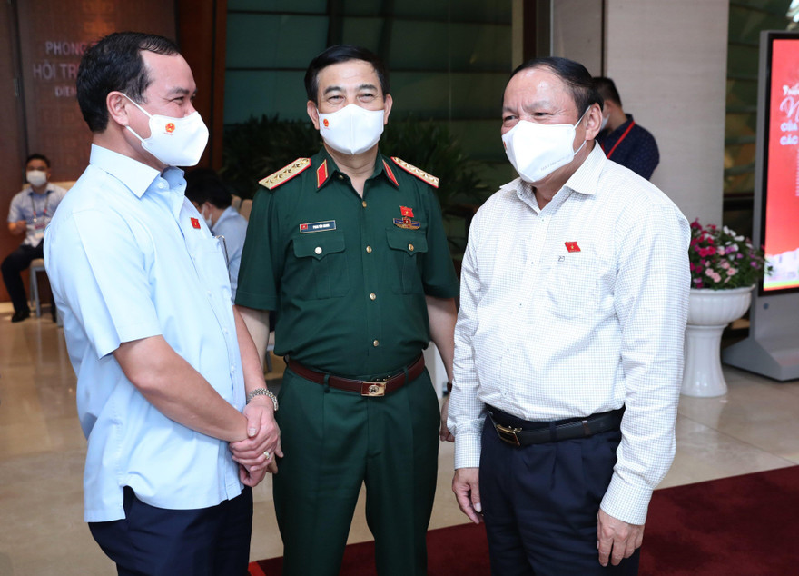 Các đại biểu Quốc hội trao đổi bên lề kỳ họp. Ảnh Như Ý