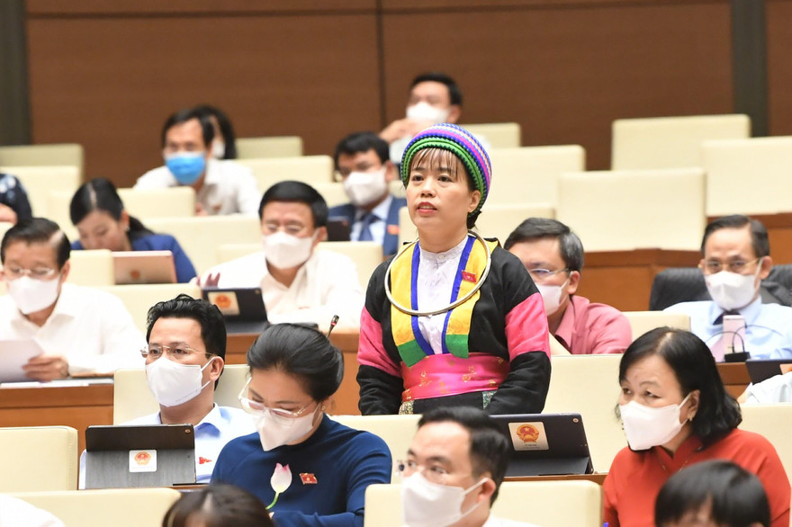 Đại biểu Quốc hội phát biểu tại phiên thảo luận chương trình mục tiêu quốc gia giảm nghèo bền vững. Ảnh Như Ý