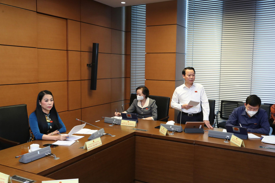 Bí thư các tỉnh phát biểu tại phiên thảo luận tổ chiều 23/7. Ảnh Như Ý