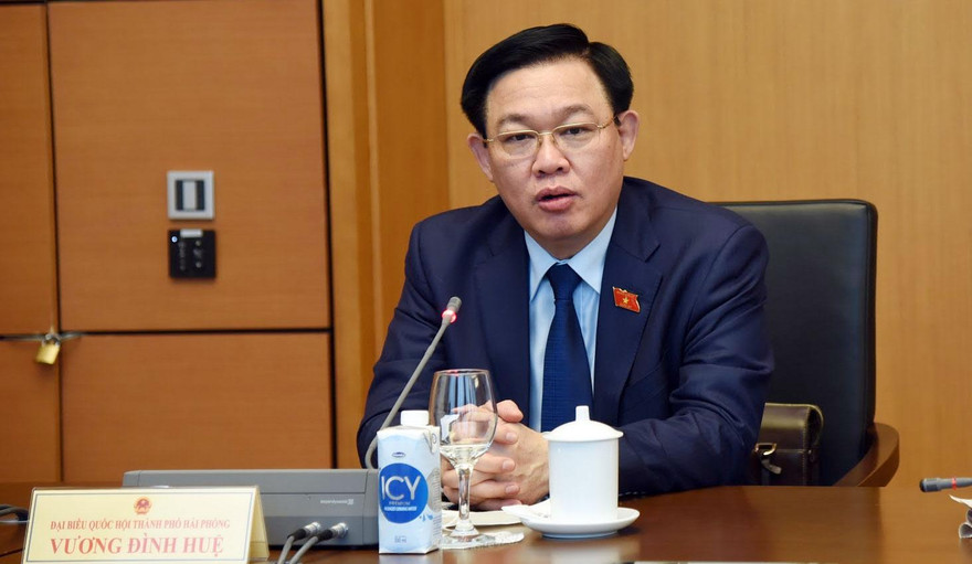 Chủ tịch Quốc hội Vương Đình Huệ phát biểu tại phiên thảo luận tổ chiều 24/7. Ảnh QK 