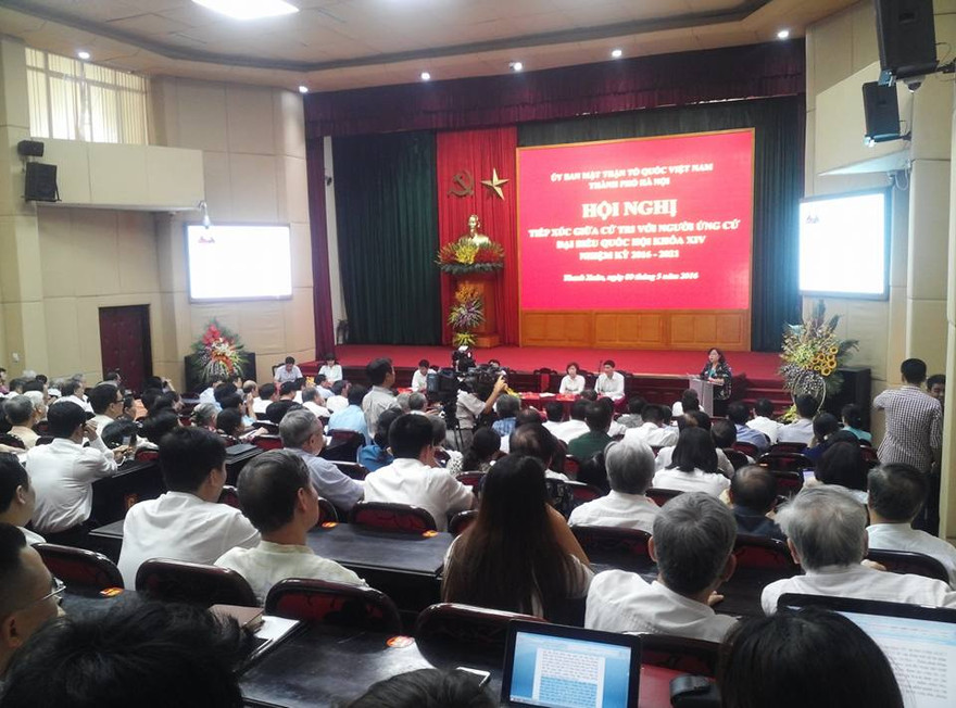 5 ứng viên tổ bầu cử số 3 tiếp xúc cử tri quận Thanh Xuân chiều 9/5. Ảnh LD