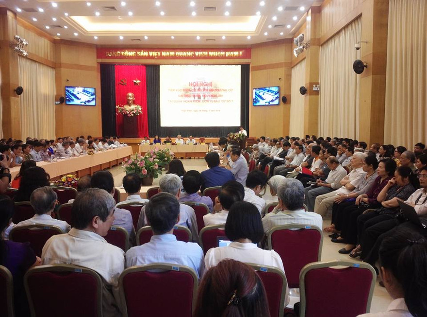 Khoảng 300 cử tri tham dự buổi tiếp xúc với Tổng Bí thư và các ứng cử viên. Ảnh LD