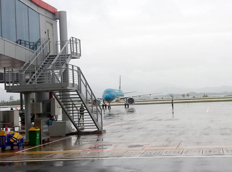 Tin thêm vụ 'xe biển xanh đón người nhà bộ trưởng tận máy bay'