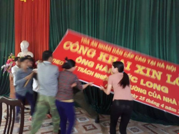 Nhiều người dân có hành động thái quá gây hỗn loạn tại buổi xin lỗi ông Hàn Đức Long