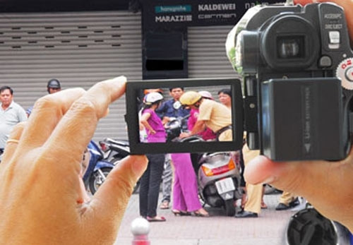 Người dân ghi hình CSGT thực thi nhiệm vụ. Ảnh minh hoạ, nguồn Báo Giao thông