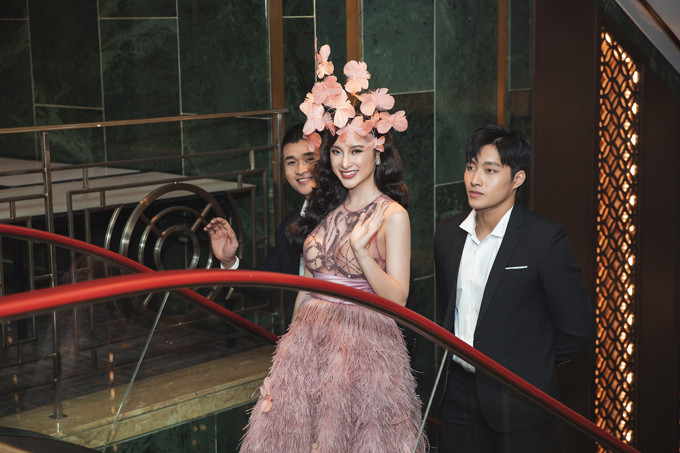 Angela Phương Trinh mặc váy trong suốt đi sự kiện