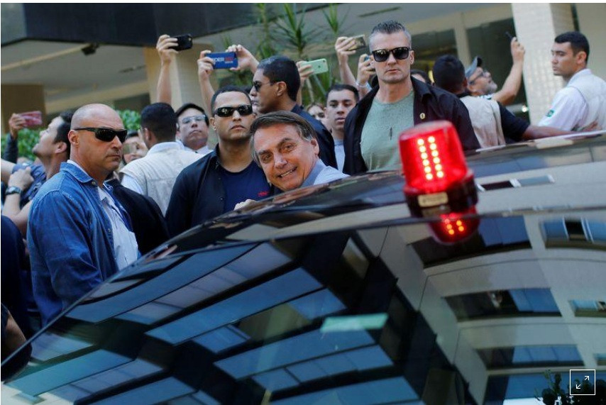 Tổng thống Brazil được nhìn thấy xuất hiện trên đường phố và chụp ảnh với người ủng hộ.