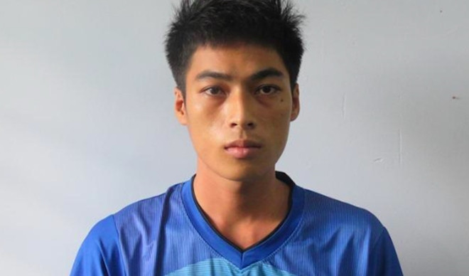 Nam thanh niên ra đầu thú. 