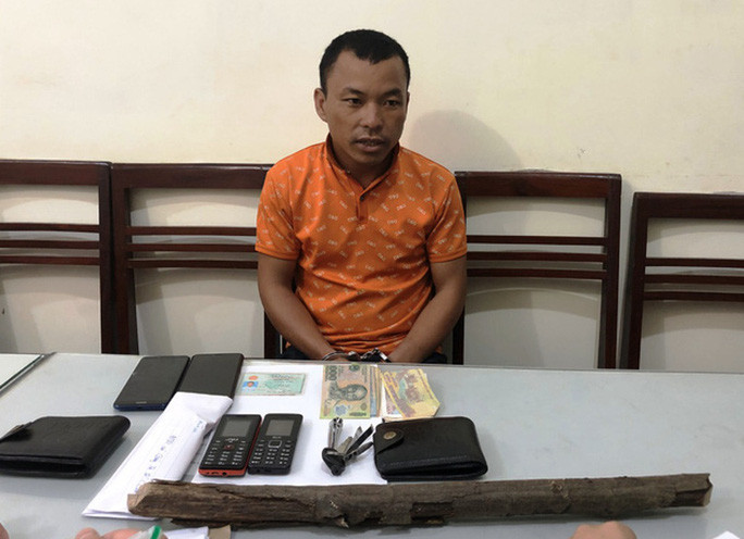 Phàng A Nổ, nghi phạm đánh bạn tử vong, tại cơ quan công an 